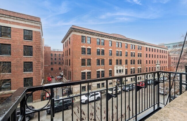 Building Photo - 1500 W Monroe St