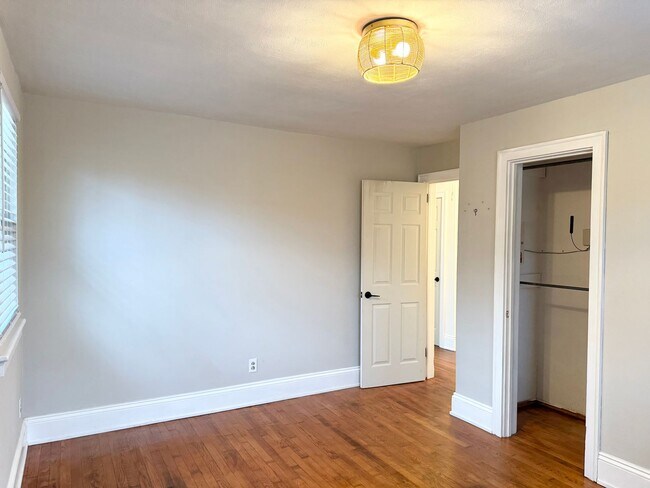 Building Photo - Beautiful Brick Home in Prime Hickory Location – Spacious Layout & Hardwood Floors!