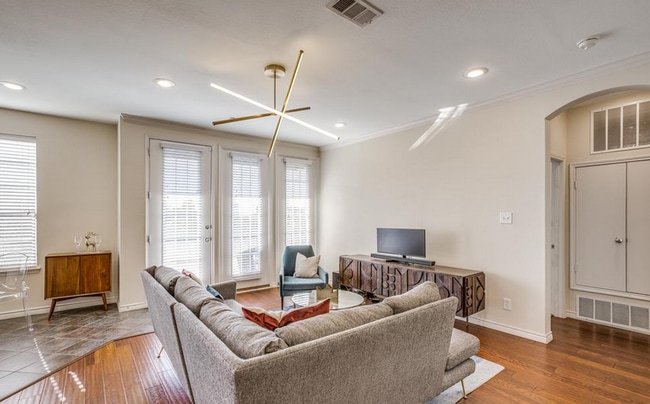 Primary Photo - 950 Henderson-31121