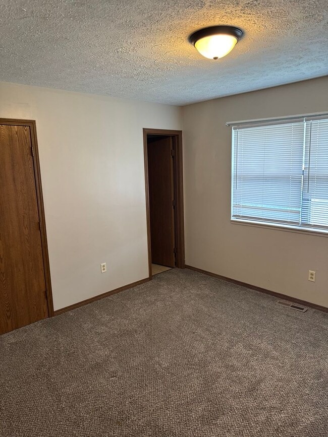 Building Photo - Charming 2 Bedroom Duplex!