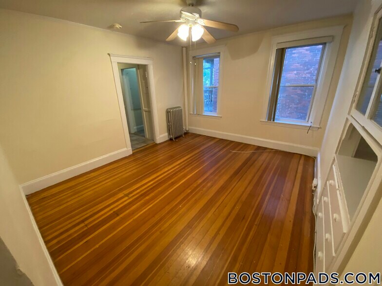 Building Photo - 6 Barrows St