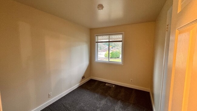 Building Photo - 3 Bedroom Rambler with Mother-In-Law Suite