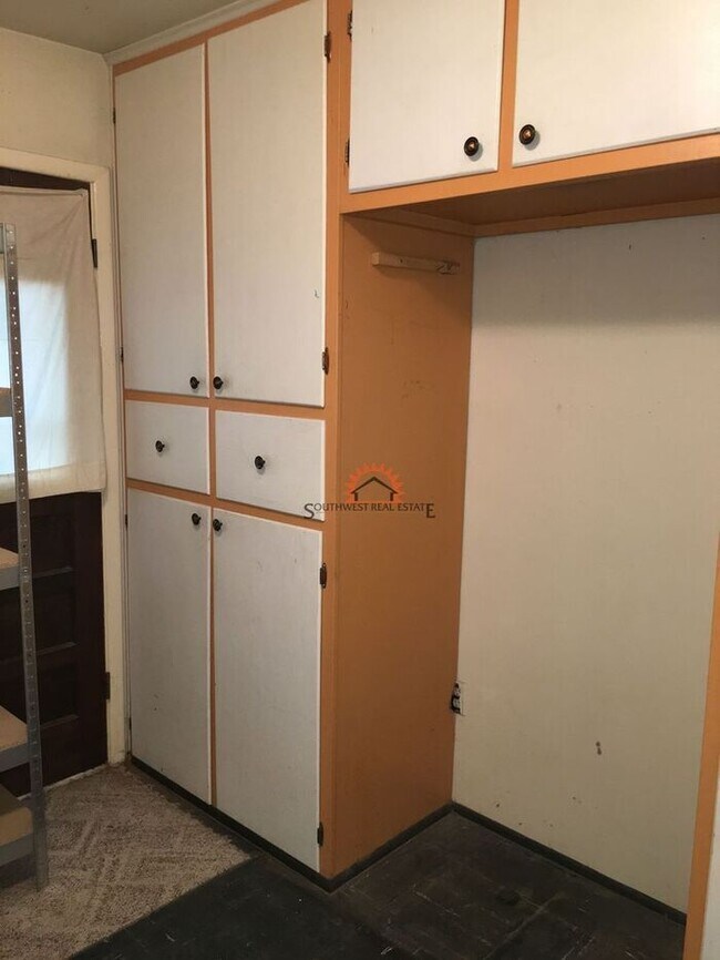Building Photo - 3 Bed 1 3/4 Bath Single Car Garage with wo...