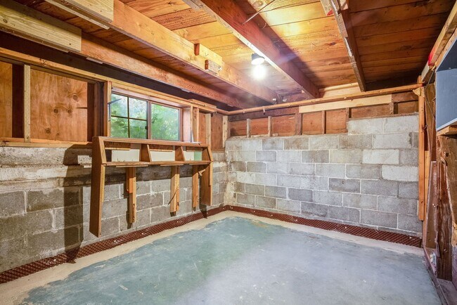 Building Photo - Charming 1 BD 1 BA cottage nestled on a be...