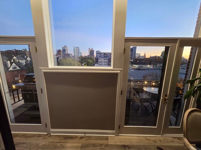 Building Photo - 1515 N Van Buren St