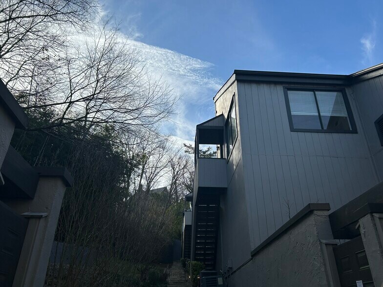 Building Photo - 3350 Altamont Rd