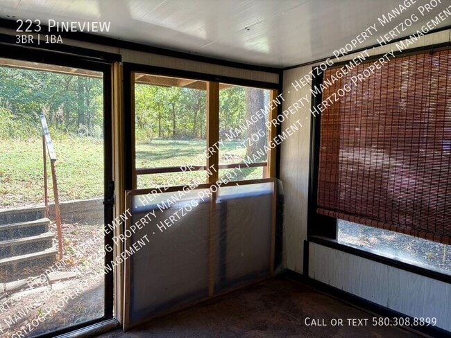 Building Photo - 223 Pineview-