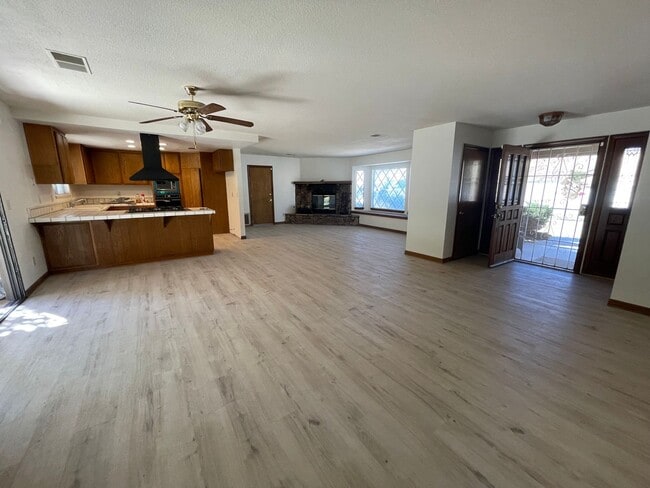 Building Photo - Golf Course- On The Mesa 3 Bedrooms, 2 Bathrooms, New Paint,