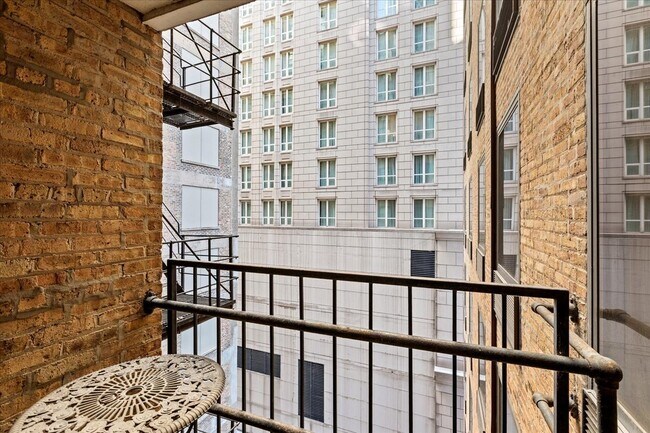 Building Photo - 40 E Delaware Pl