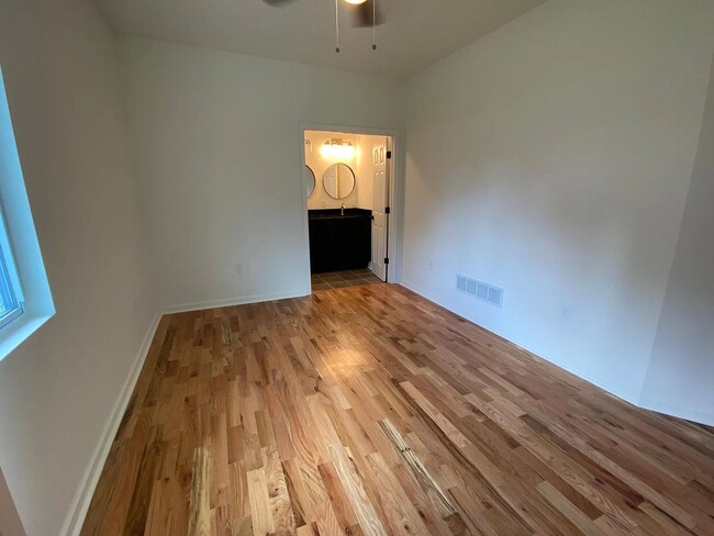 Building Photo - 610