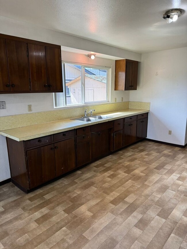 Building Photo - 285 E 11th Ave