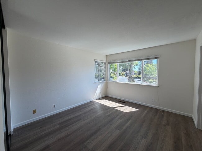 Building Photo - Ground floor Condo with sky views, Benicia