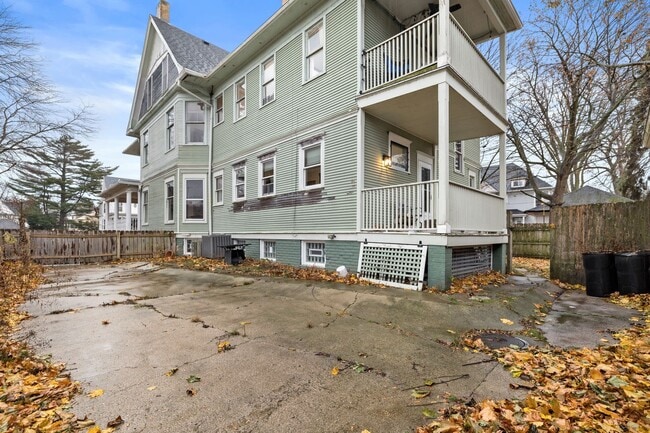 Building Photo - Historic 3 bedroom upper