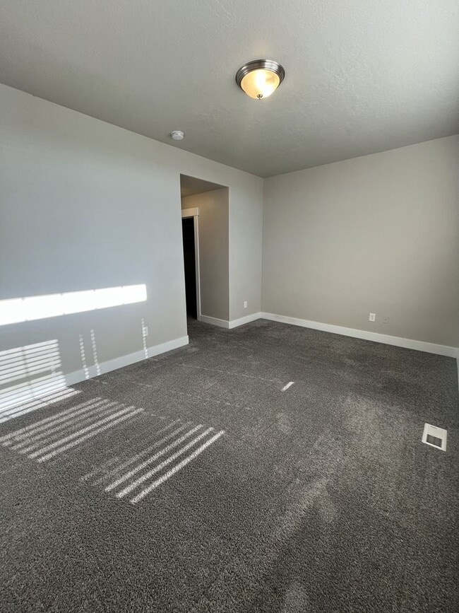 Building Photo - 1 MONTH FREE- 3 Bed, 2.5 Bath Townhome in Pleasant Grove