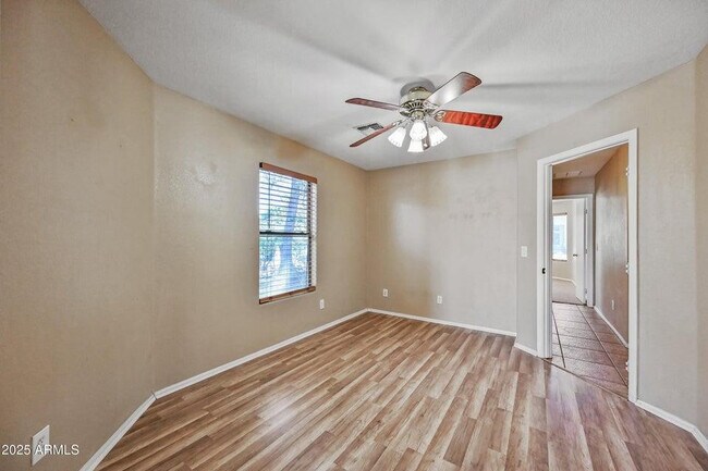 Building Photo - 10930 W Wilshire Dr