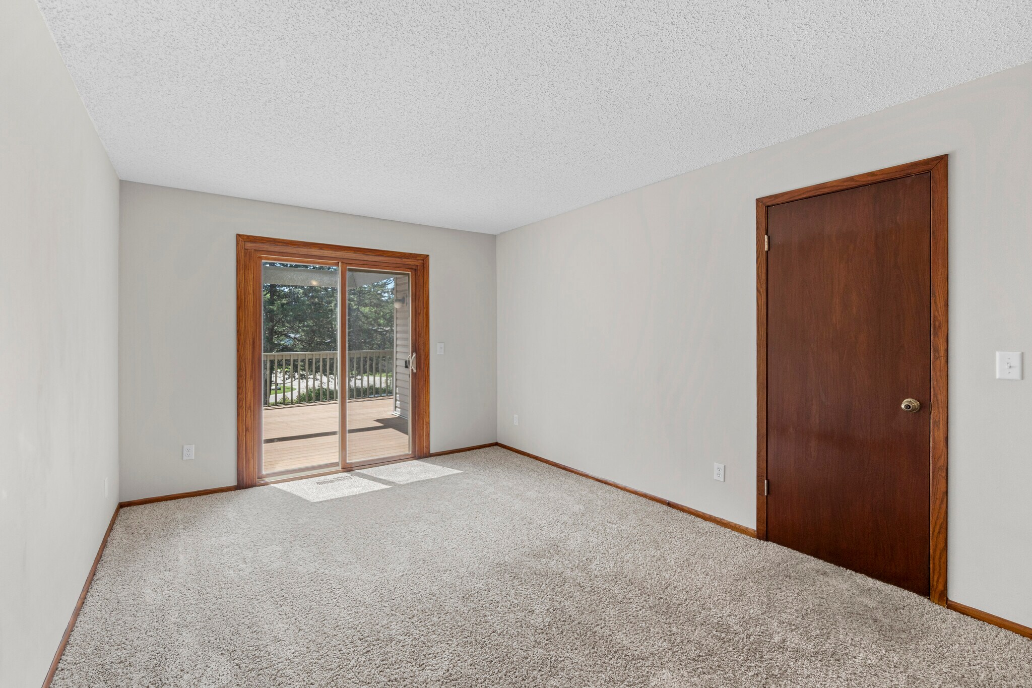 Huge master, WO to deck, walk-in closets, new carpet, walk-thru bathroom - 9774 Dorset Ln