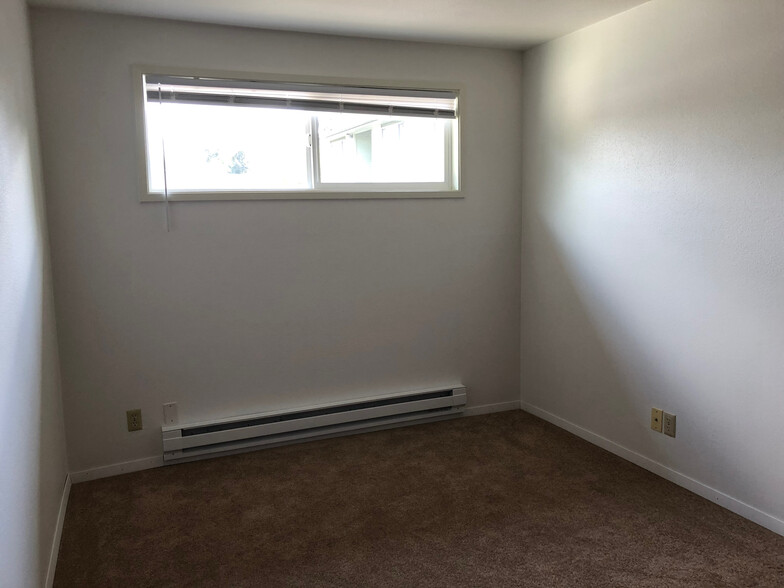 Bedroom - 8402 E McKinley Ave