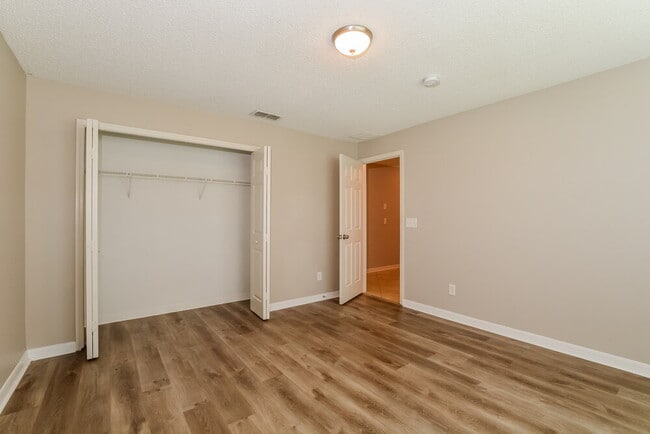 Building Photo - 165 Walnut Crest Run