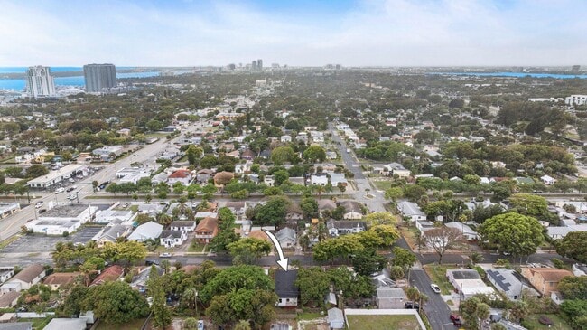 Building Photo - 633 55th St