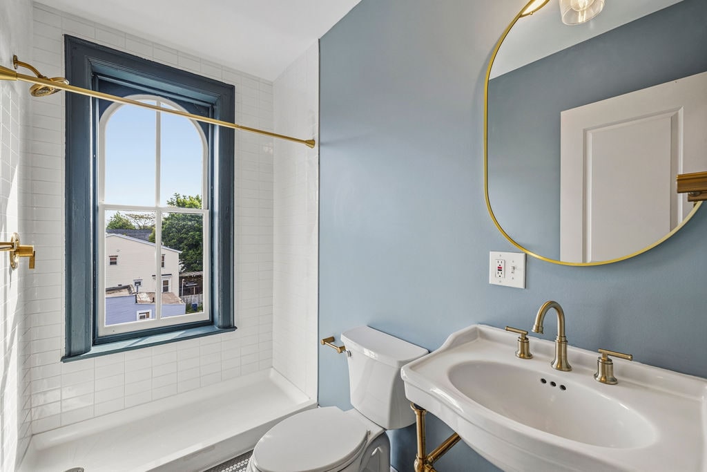 Unit 6 Bathroom - 319 Connecticut St