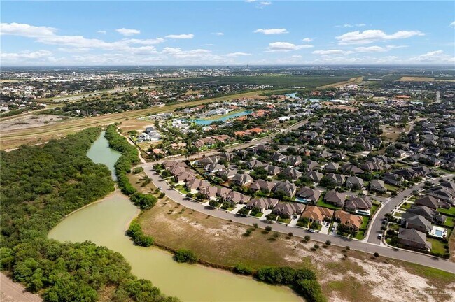 Building Photo - 2505 Grand Canal Dr
