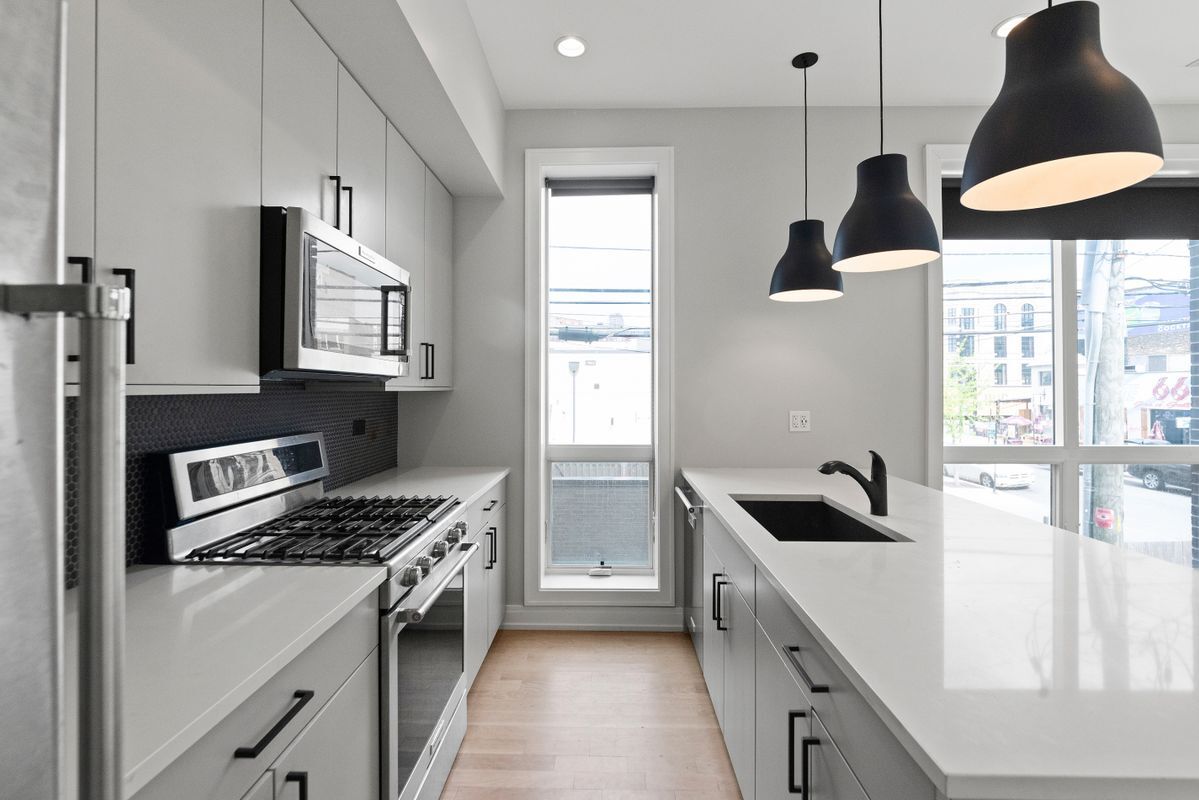 Building Photo - 1050 W Cornelia Ave