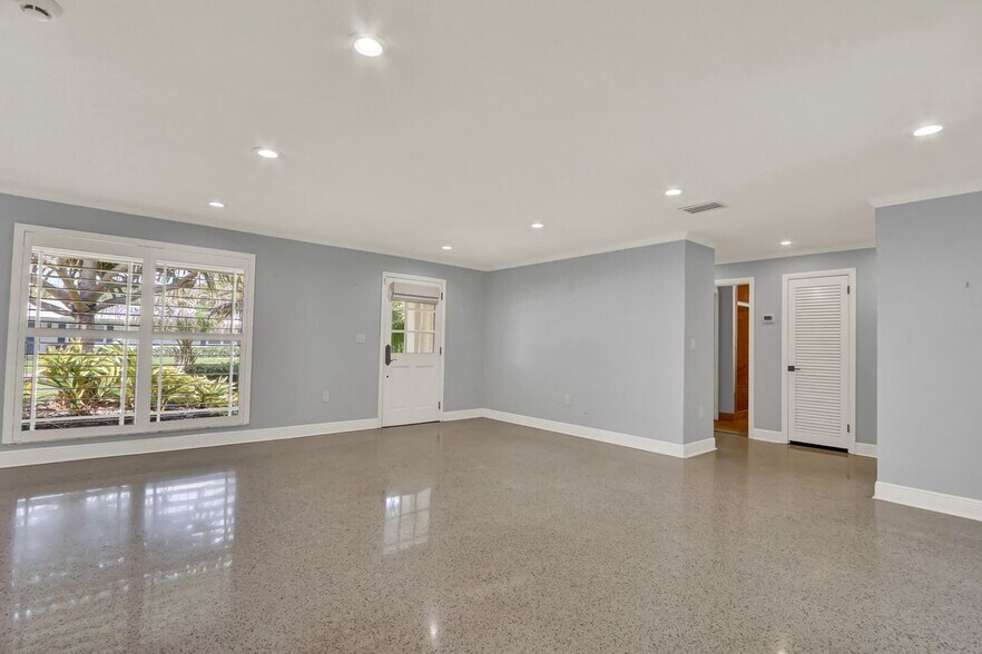 Building Photo - 382 SE Edgewood Dr
