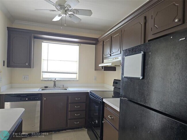 Building Photo - 9949 Sandalfoot Blvd