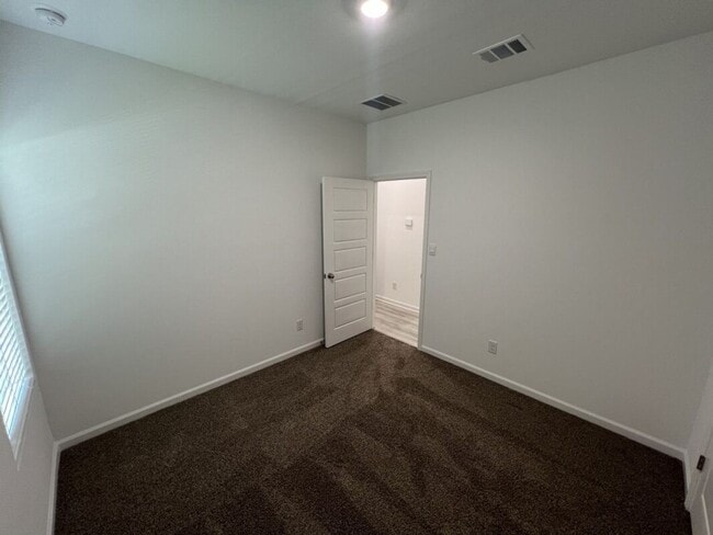 Building Photo - Charming 3 Bed, 2 Bath Home in Prime Locat...