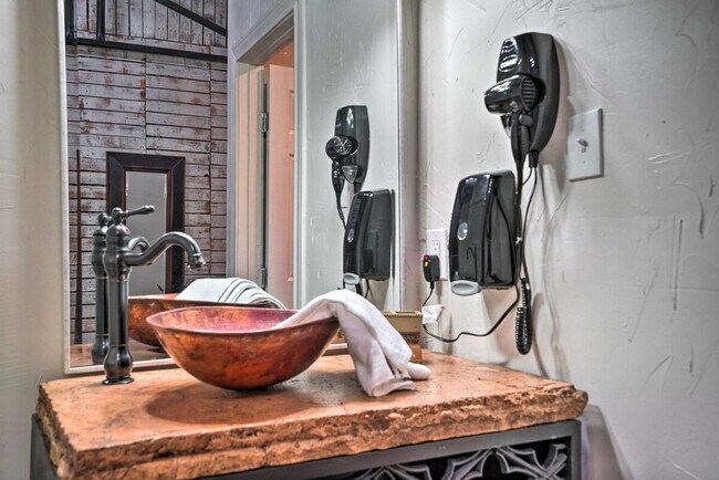 Building Photo - 3704 San Bernardo Ave