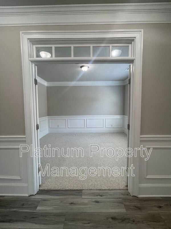 Building Photo - 5180 Mirror Lake Dr