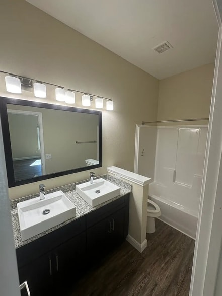 Building Photo - 616 City Ctr Wy