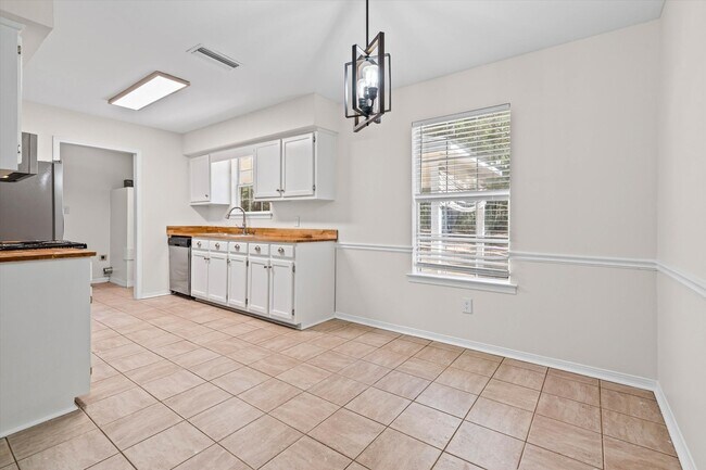 Building Photo - 165 Montclair Loop