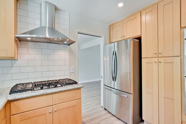 Building Photo - $8500-Mountain View  4 bedroom 3 baths in great neighborhood!