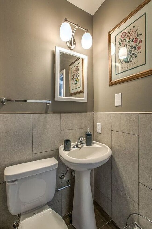 Building Photo - Newly Remodeled 1 Bed, 1 Bath House in Tre...