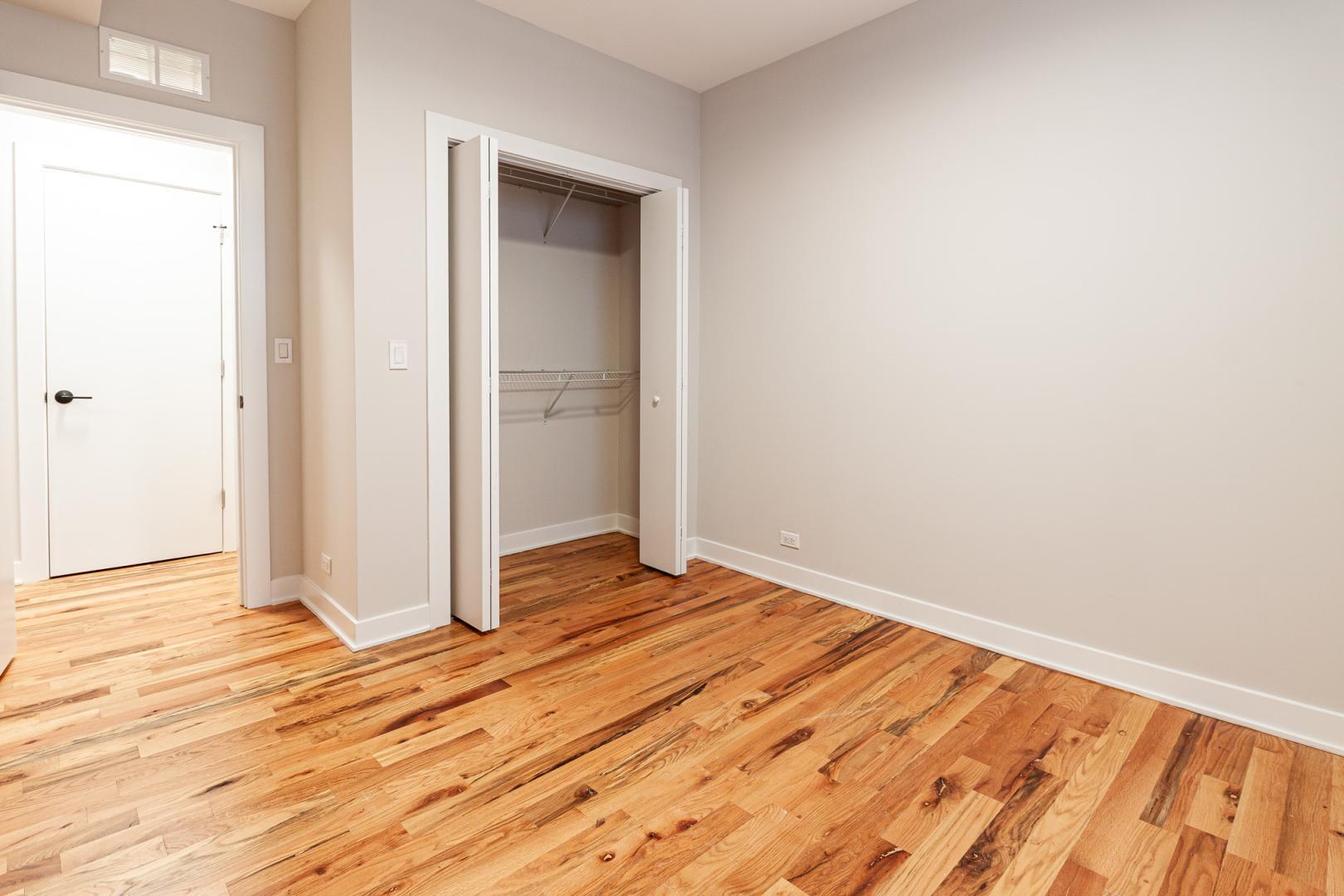 Building Photo - 656 W Wrightwood Ave