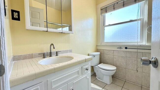 Building Photo - Spacious Upper Unit of a Duplex in Downtown Oakland w/ Shared Yard