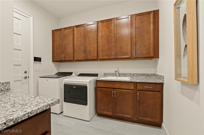 Building Photo - 6831 Saona CT