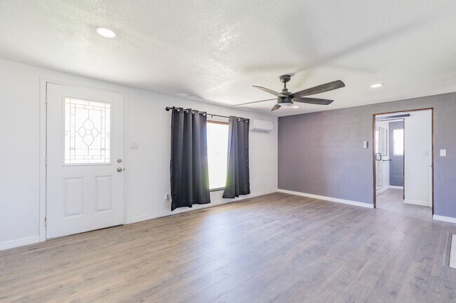Building Photo - Charming 3 bedroom 2 bath Home with acreage