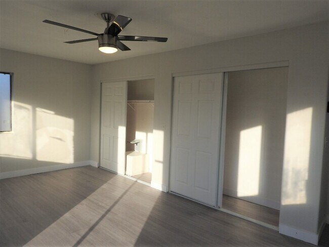 Building Photo - 2220 W Bell Vista Ave