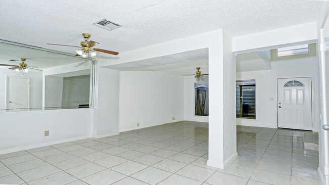 Building Photo - 10920 Village Bend Ln