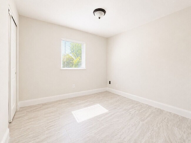 Building Photo - Newly Renovated 3/1 Single Family Home with Bonus room