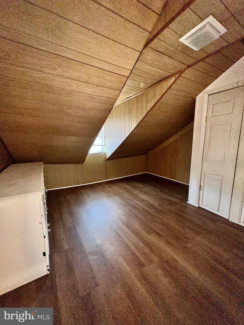 Attic - 22nd bedroom - 1405 Cotton St