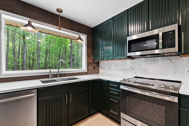 Building Photo - 5105 Pine Dr