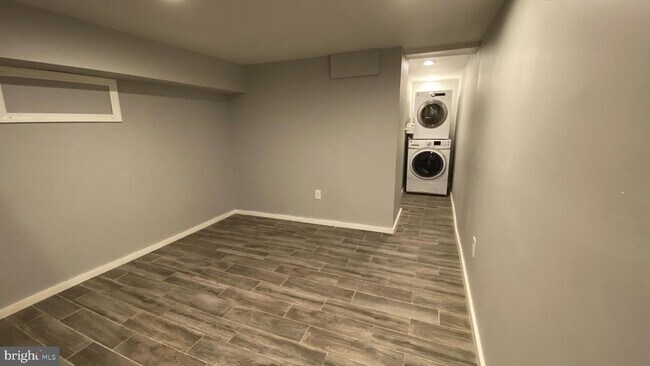 Building Photo - 2321 E Cabot St