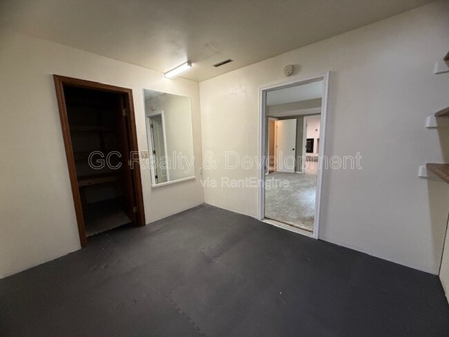 Building Photo - 530 S Prairie St
