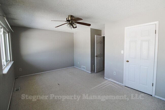 Building Photo - Fantastic Townhome
