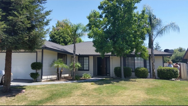Building Photo - 2704 Pinewood Dr