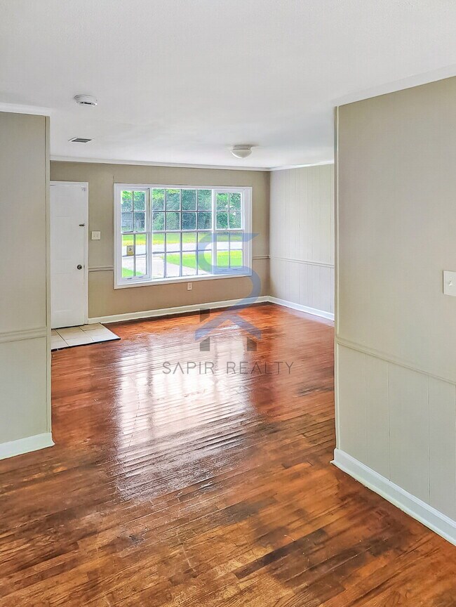 Building Photo - Move in before October 31st and choose you...