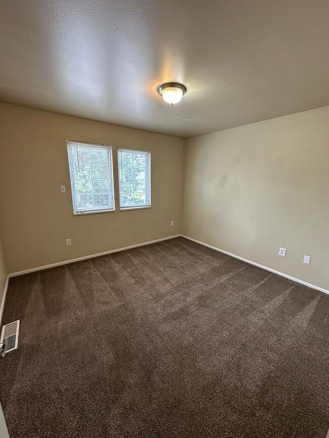 Building Photo - 3 BEDROOM, 2 BATHROOM TOWNHOUSE WITH 1 CAR...